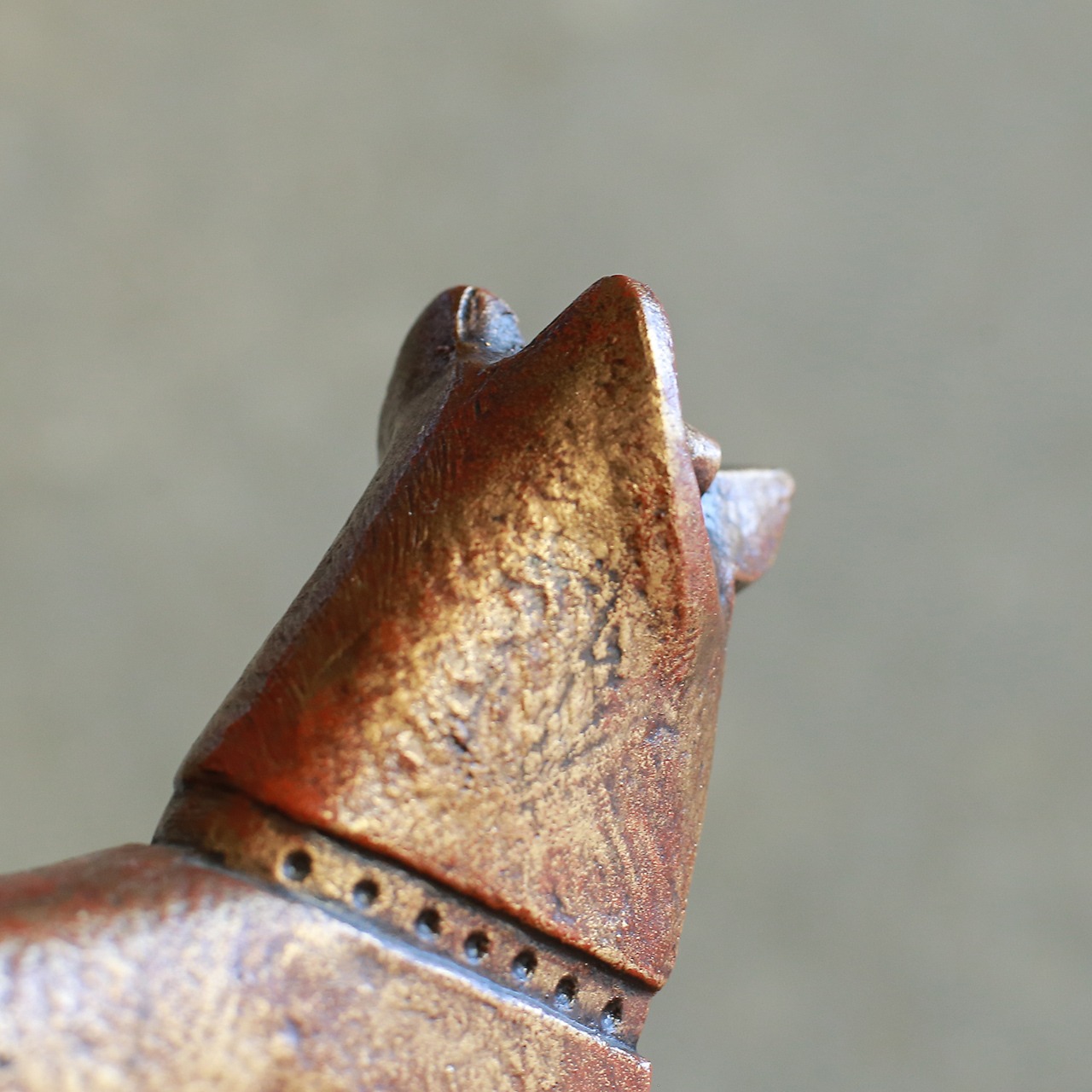 凛々しく立つ、ずっしりと力強い犬 3