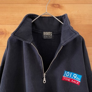 【ROOTS ATHLETICS】ハーフジップ 刺繍ロゴ ラジオ局 FM RADIO ワンポイントロゴ スウェットプルオーバー US古着