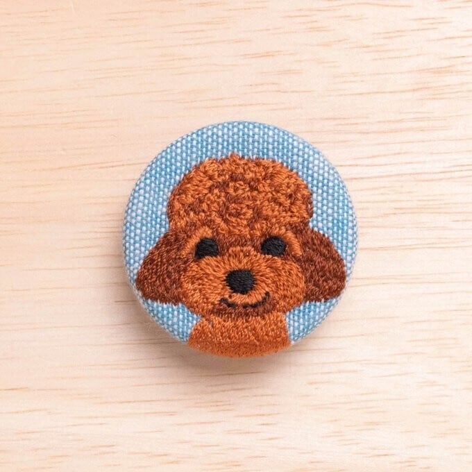 刺繍くるみブローチ(青)トイプードル レッド