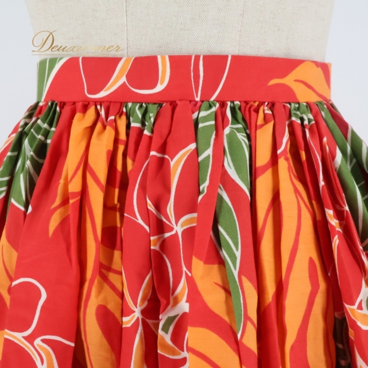 フラダンス 衣装 スカート レッド系 シングル プルメリア柄 ラウアエ柄 かわいい 華やか 鮮やか 明るい カラフル ふわふわ ひらひら 赤 橙 緑 ハワイアン アロハ ハワイアンプリント フラ ダンス レッスン 練習 オレンジ系 パーティー レディース