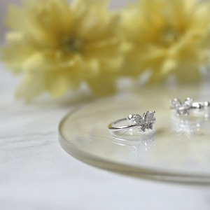 小さな蝶のイヤーカフ