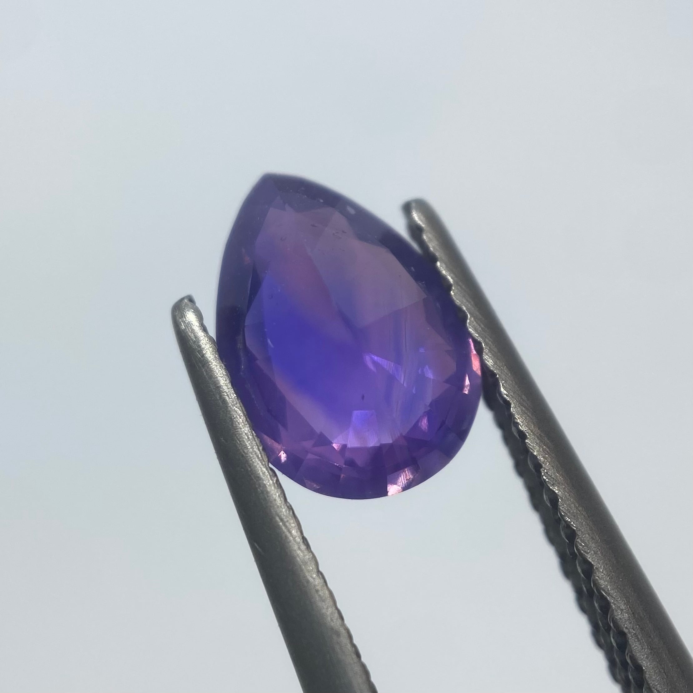 表情豊かなシルキーバイカラーサファイア