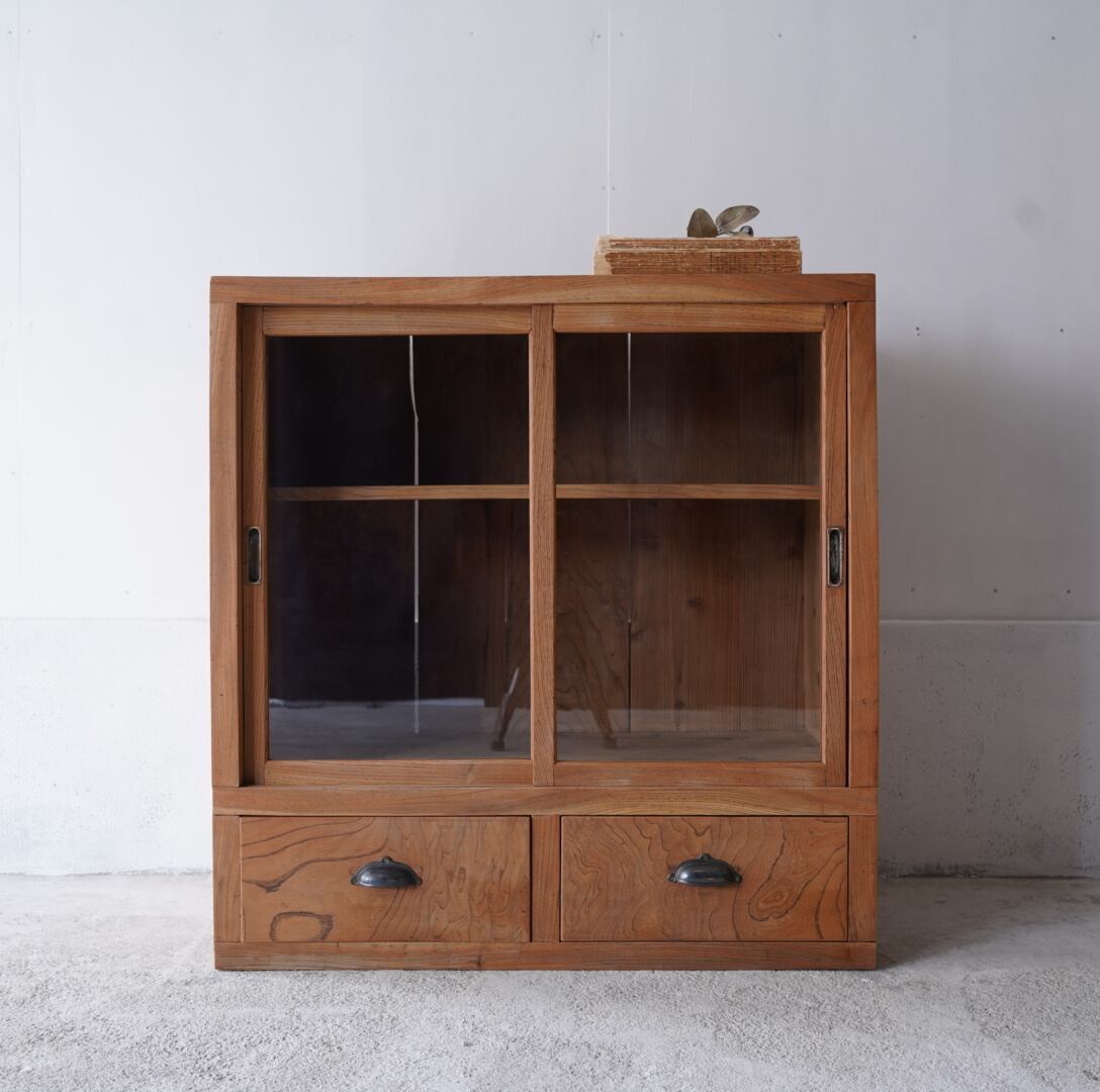 ガラス引き戸のキャビネット