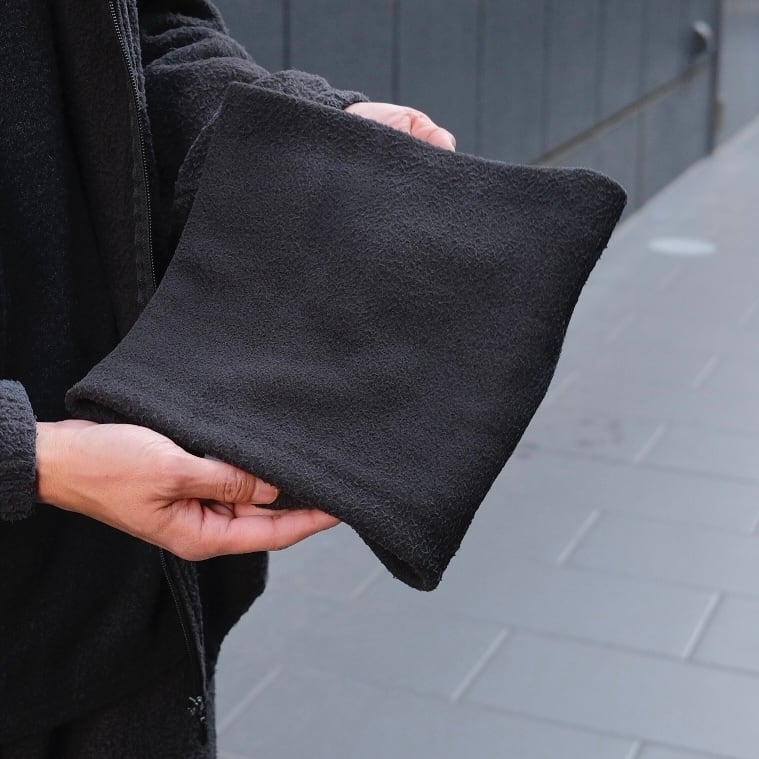 COMOLI(コモリ) /フリースネックウォーマー -FADE BLACK-(C03-07012)