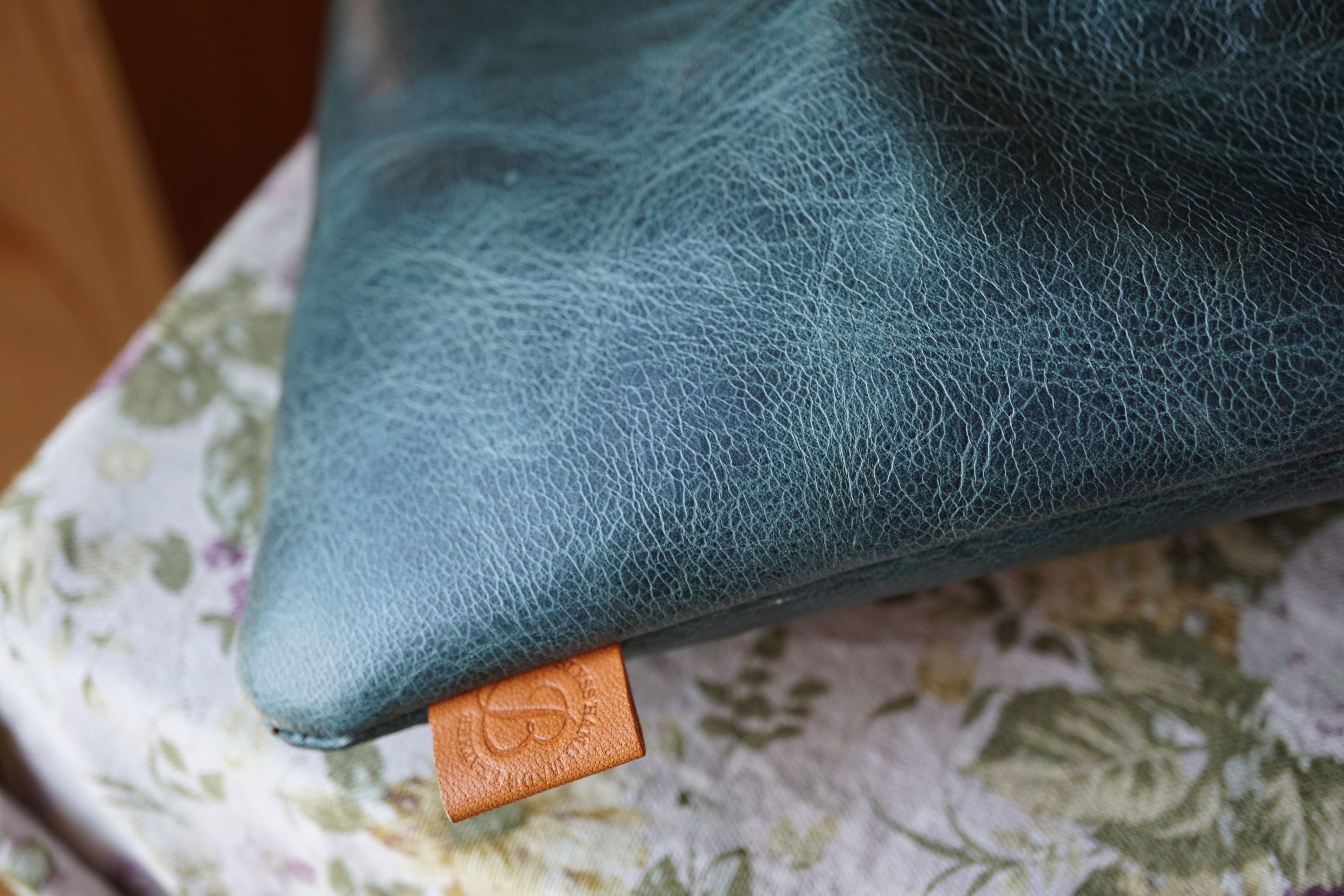 やわらかな レザーきんちゃくポーチ | 革細工とニュージーランド雑貨の