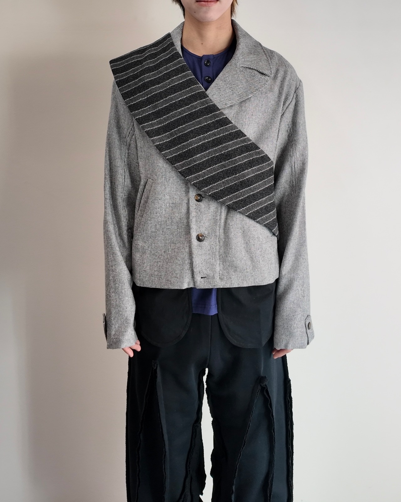 【26/AW STRONGTHE】GREY / SBAI TAILORED BIKER JACKET WITH DETACHABLE SASH SCARF