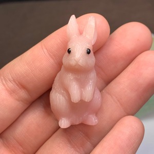 2.グリーンフローライト原石クラスターに住み着いているピンクオパールうさぎ