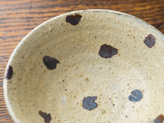 4寸飯茶碗 白地に茶ドット柄（小鉢・盃）／西川真衣