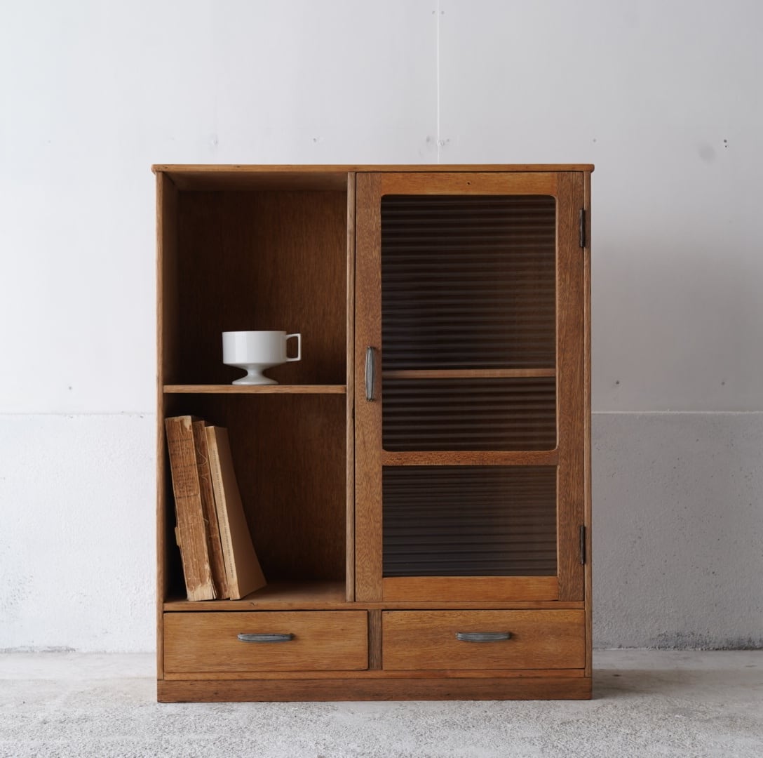 モールガラスのキャビネット