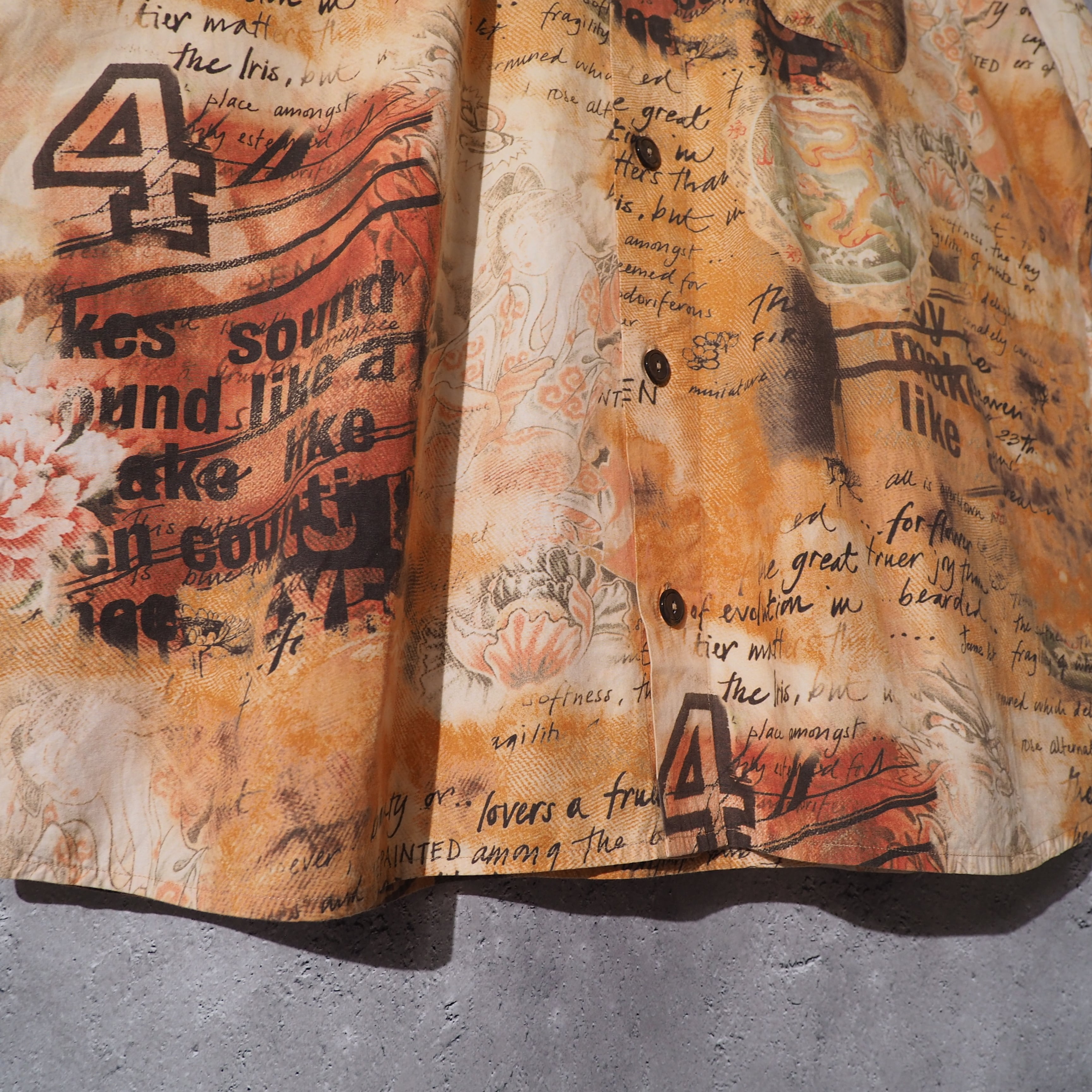 Signum asian taste × alphabet design loose silhouette art shirt