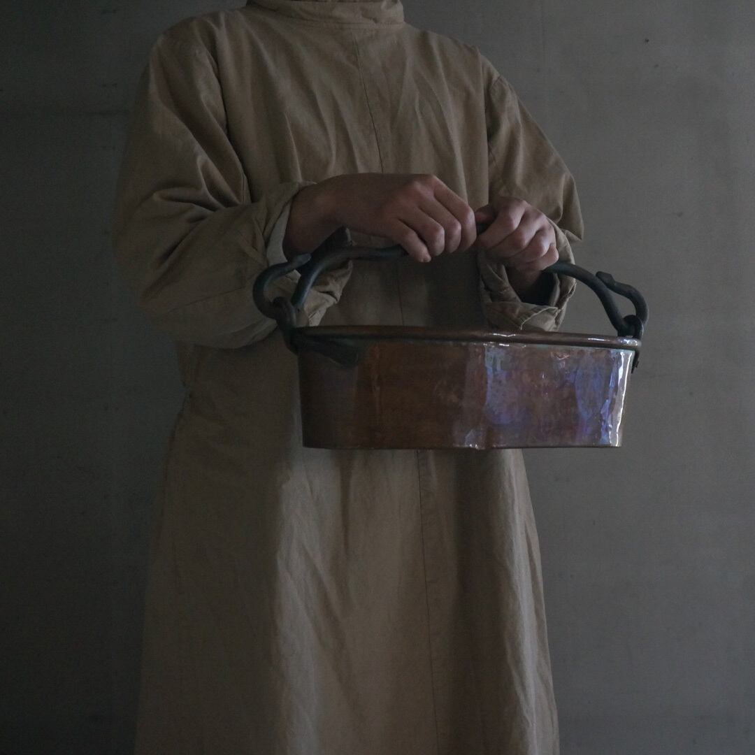 古いフランスの銅プランター