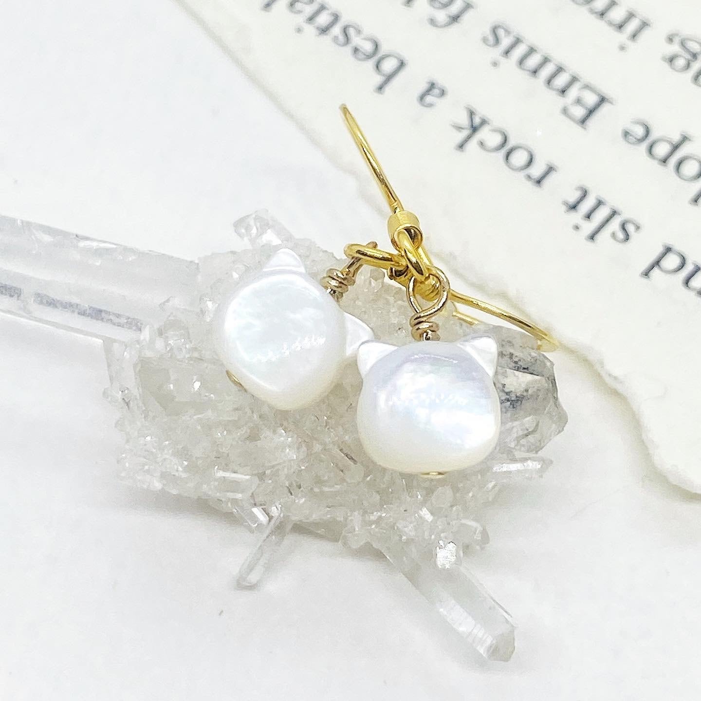 ホワイトシェル猫のピアス ラピスラズリ