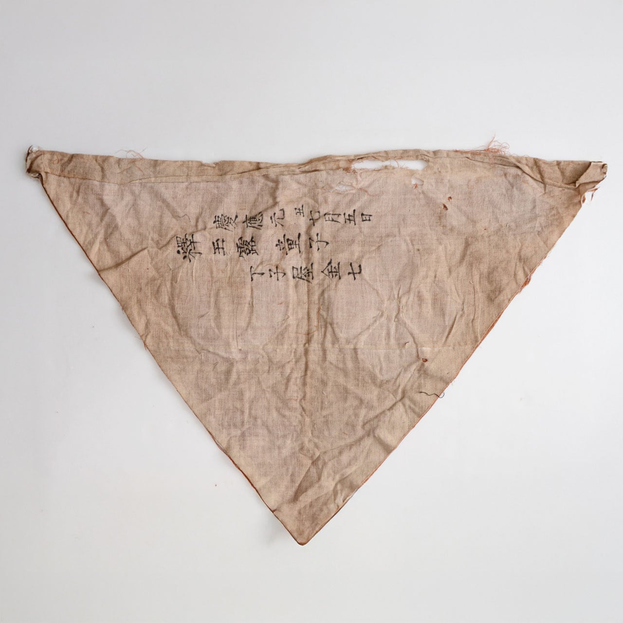 菊紋■古代布■戦国時代■仏教美術■古布　垂れ幕　旗 古布 幕末 慶応元年(1865) 三角旗 — 墨書「釈玉露童子」 家紋文様