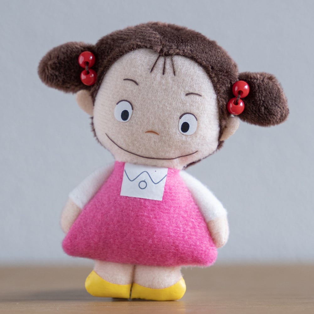 となりのトトロ ぬいぐるみバッジ メイちゃん 1334 ジブリグッズオンライン通販ショップ ジブリグッズファン Ghibligoodsfan