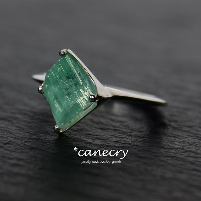 エメラルド原石のリング | 天然石ジュエリーの Canecry