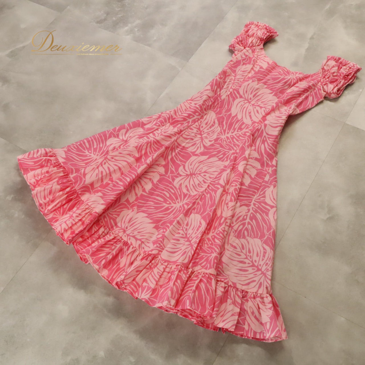 フラダンス 衣装 CC Fashions CCファッション ワンピース ドレス ピンク系 モンステラ柄 植物柄 ハワイアンプリント ハワイアン アロハ フラ ダンス レッスン 練習 ハワイアンダンス フリル フレアスカート ホワイト系 ハワイ製 華やか かわいい おしゃれ 上品 大人っぽい ダンス衣装