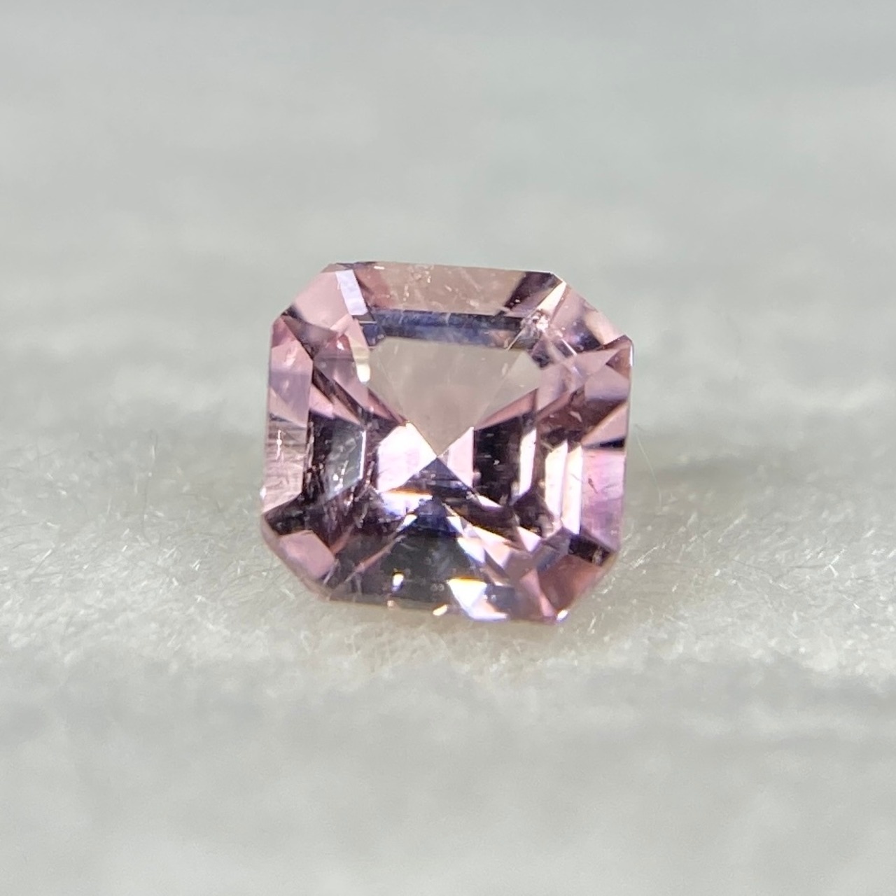 トルマリンの角砂糖  約3.7mm*3.8mm H2.7mm r-0423