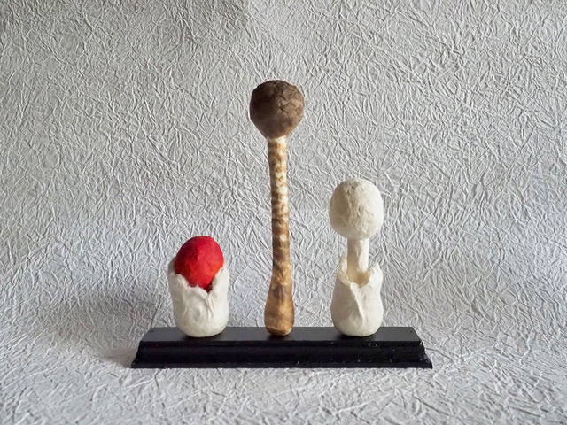 内藤瑠里　和紙のきのこ模型 ” 幼菌群 Ⅱ "