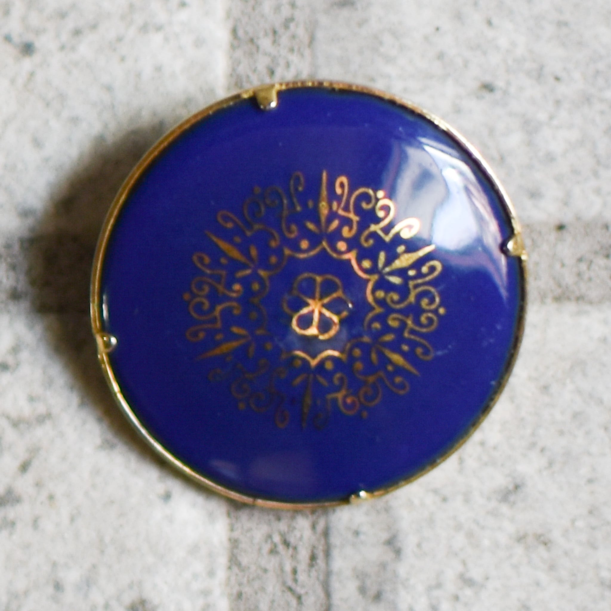 ブルーのブローチ 幾何学模様 青のブローチ | チェコガラスボタン専門