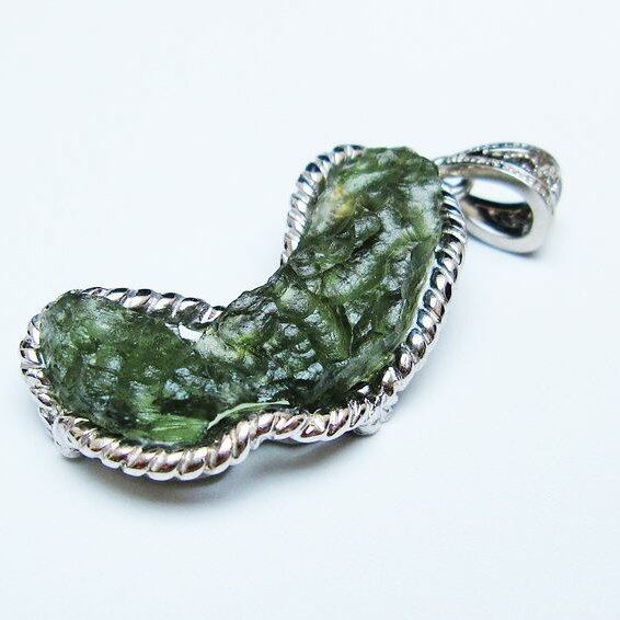 モルダバイト ペンダント モルダウ石 ペンダントトップ 原石 一点物 メール便可 [M便 1/20] 199-556