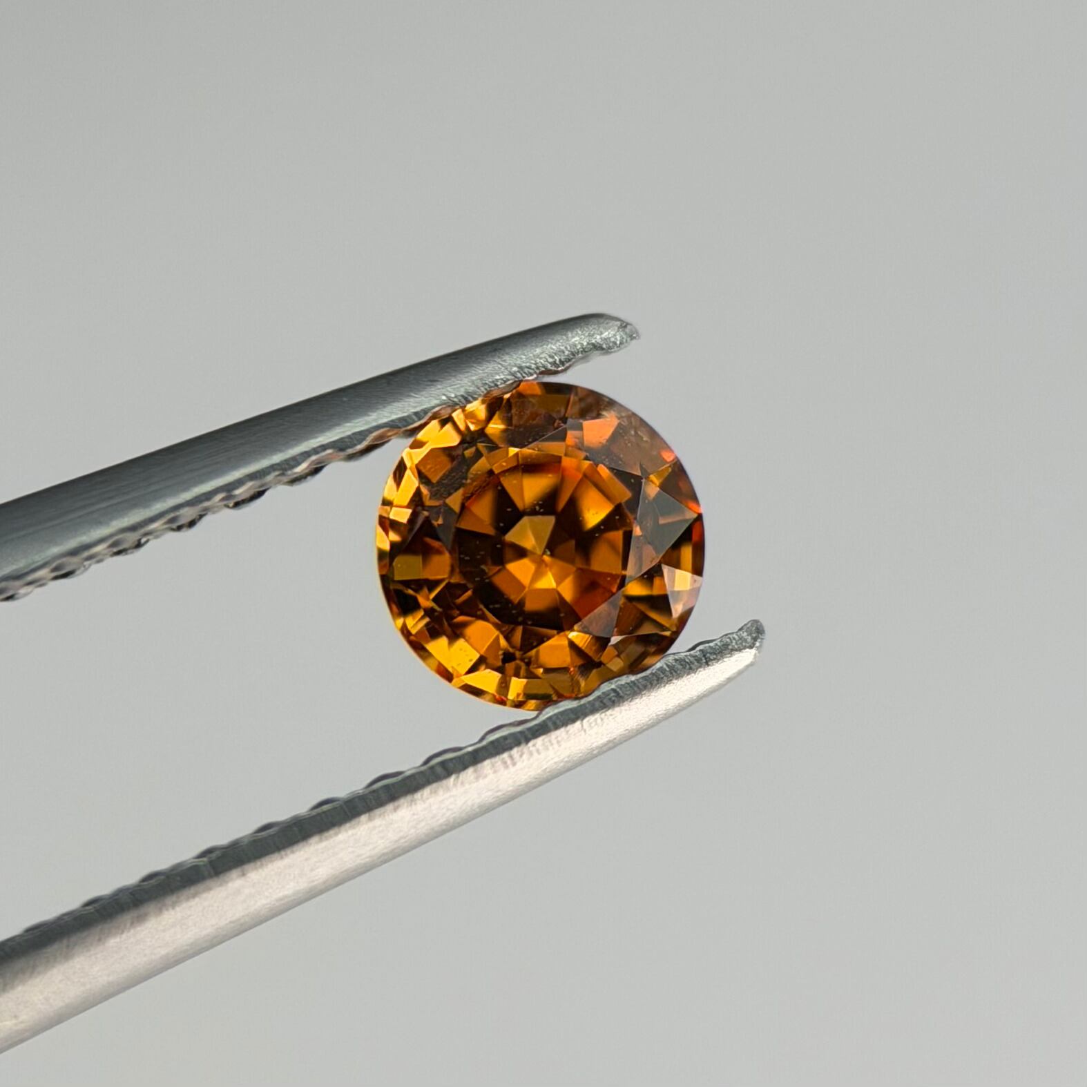 マンダリンガーネット 4.5x4.5x3.1mm, 0.54ct, ナイジェリア産