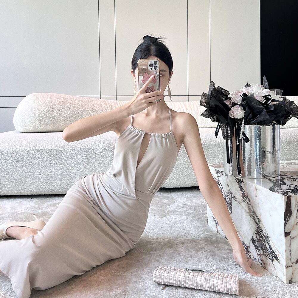 【新作】【送料無料】 2024 夏の新スタイル日本と韓国の小さなセクシーなバックレスミッドレングスホルターネックストラップスリムヒップカバードレスドレス 7945 0150107588079