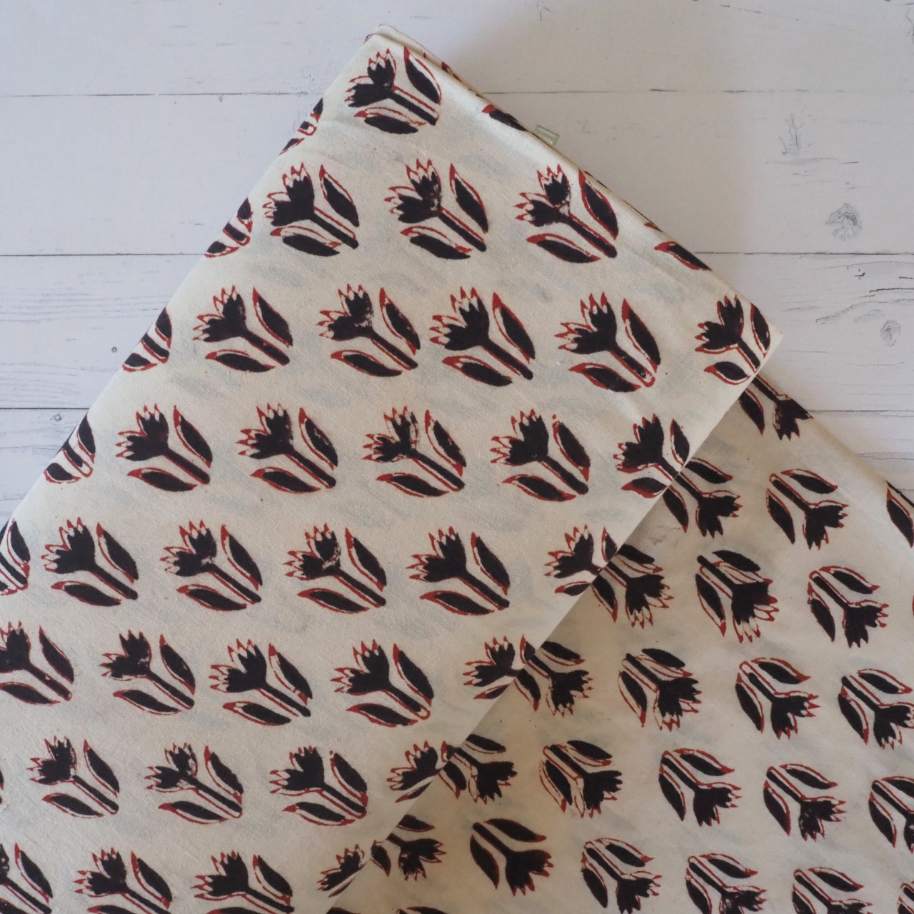 ブロックプリント生地【50cm単位】インド綿 小花柄 生成り×黒×赤 #51010-WT1