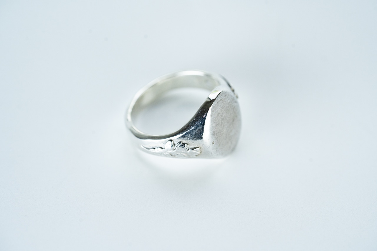 R-087 Oval signet ring olive