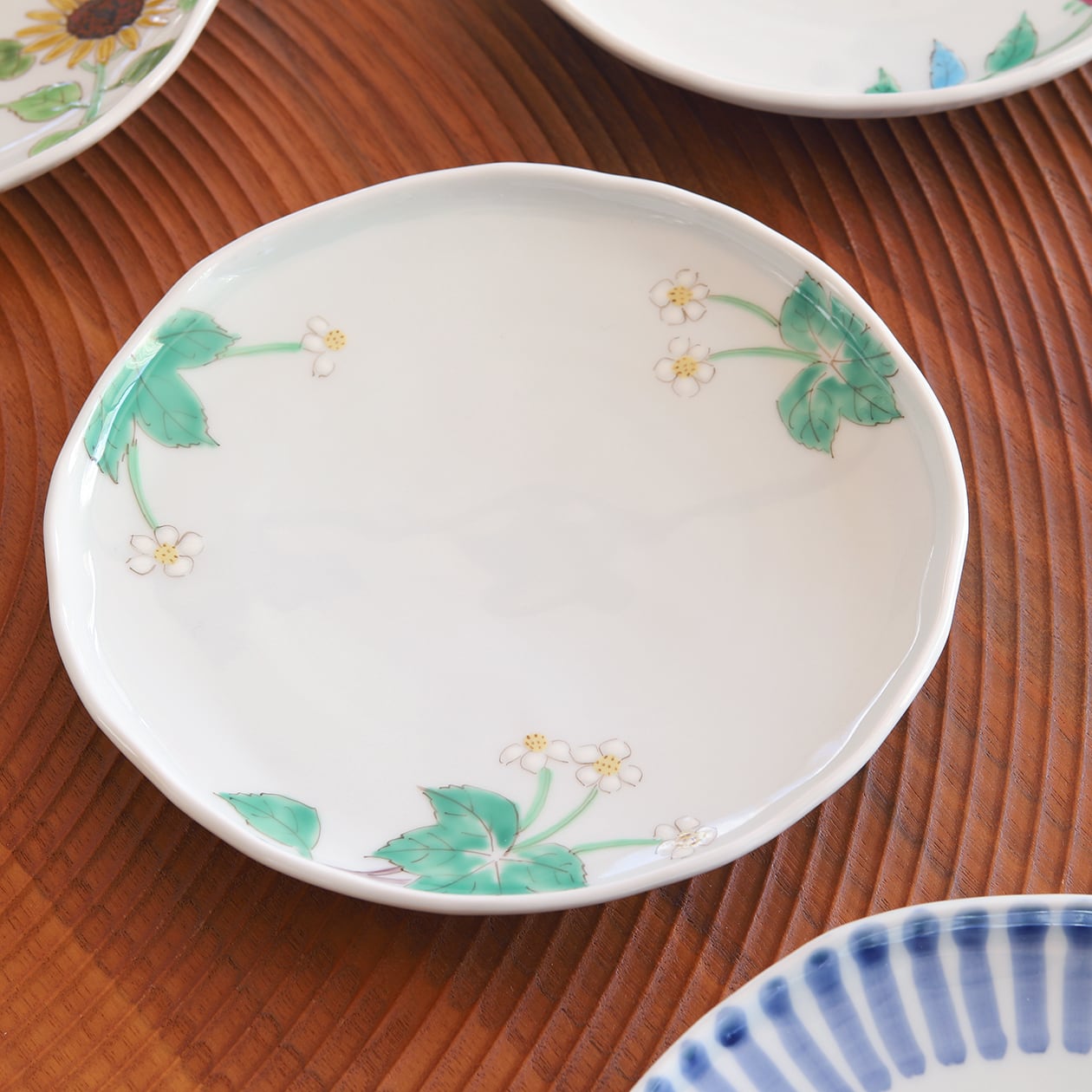 藍水「 ハクサンイチゲ 6寸皿 」 直径約18cmパン皿に使える大きさの器 うつわ藍水(波佐見焼)