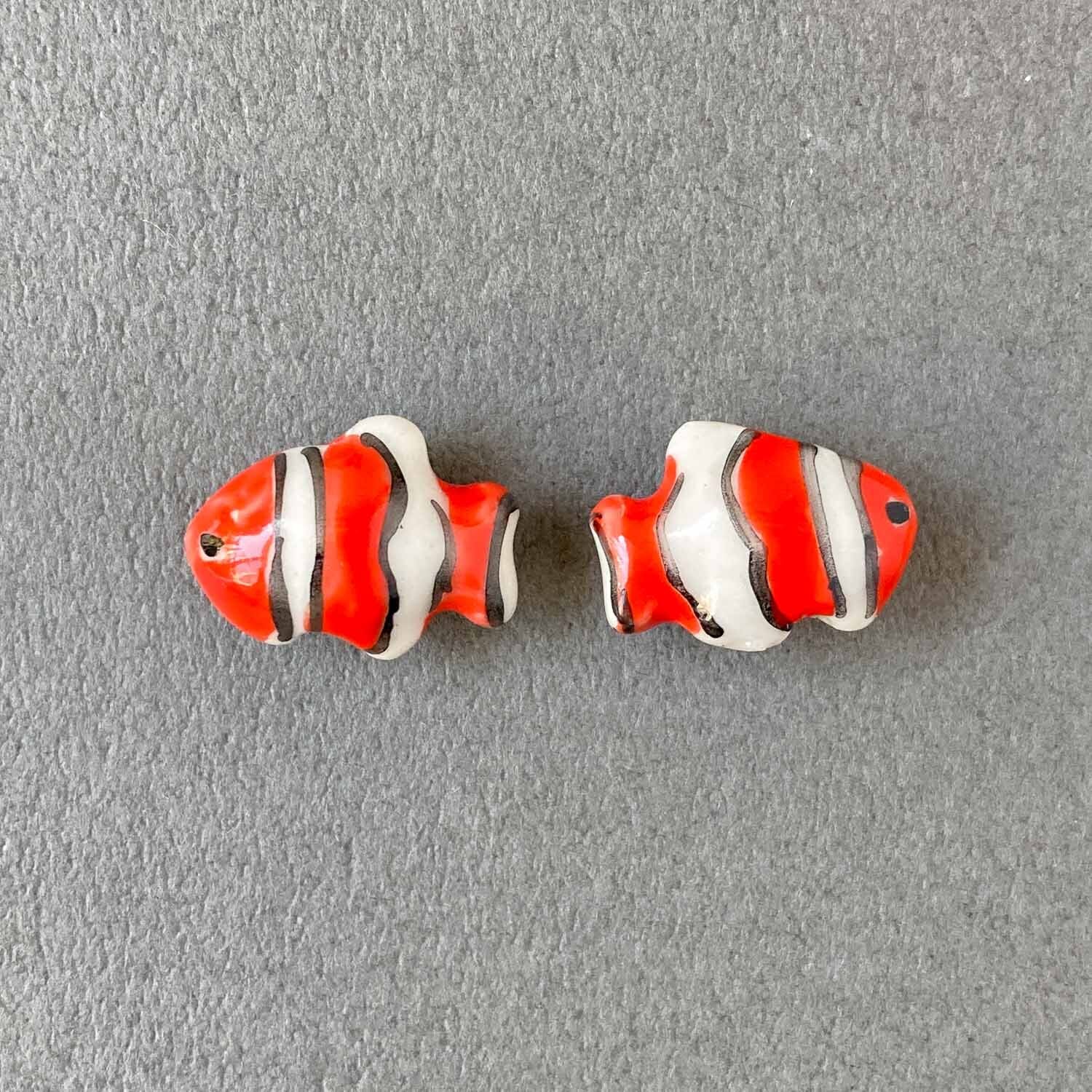 コン沢翡翠　ニノ型　陶器のビーズ、組み紐付き クマノミ風お魚の陶器ビーズ（18mm）《オンライン限定》 | Dua