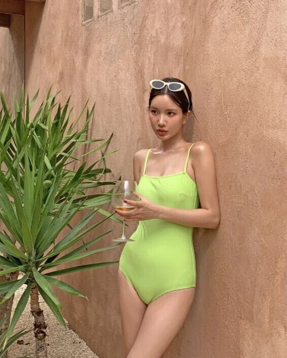 ホワイトワンピース水着女性水着スタイルおなかコントロールビーチ