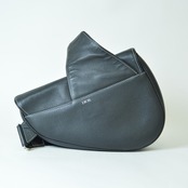 Christian Dior クリスチャンディオールDIOR×KAWS ビー サドル レザー ボディバッグ ブラック 06-BO-0119