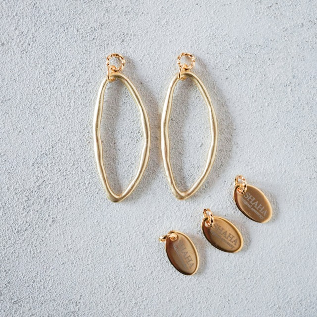 アクセントになるメタルイヤーチャーム