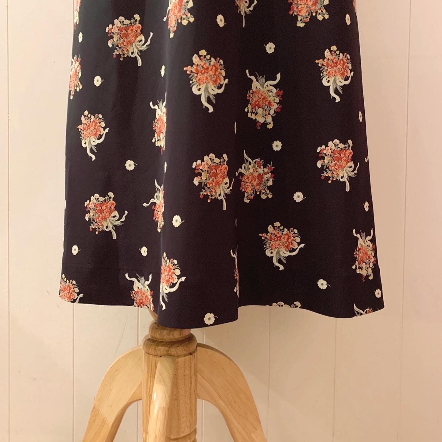 flower basket black long skirt