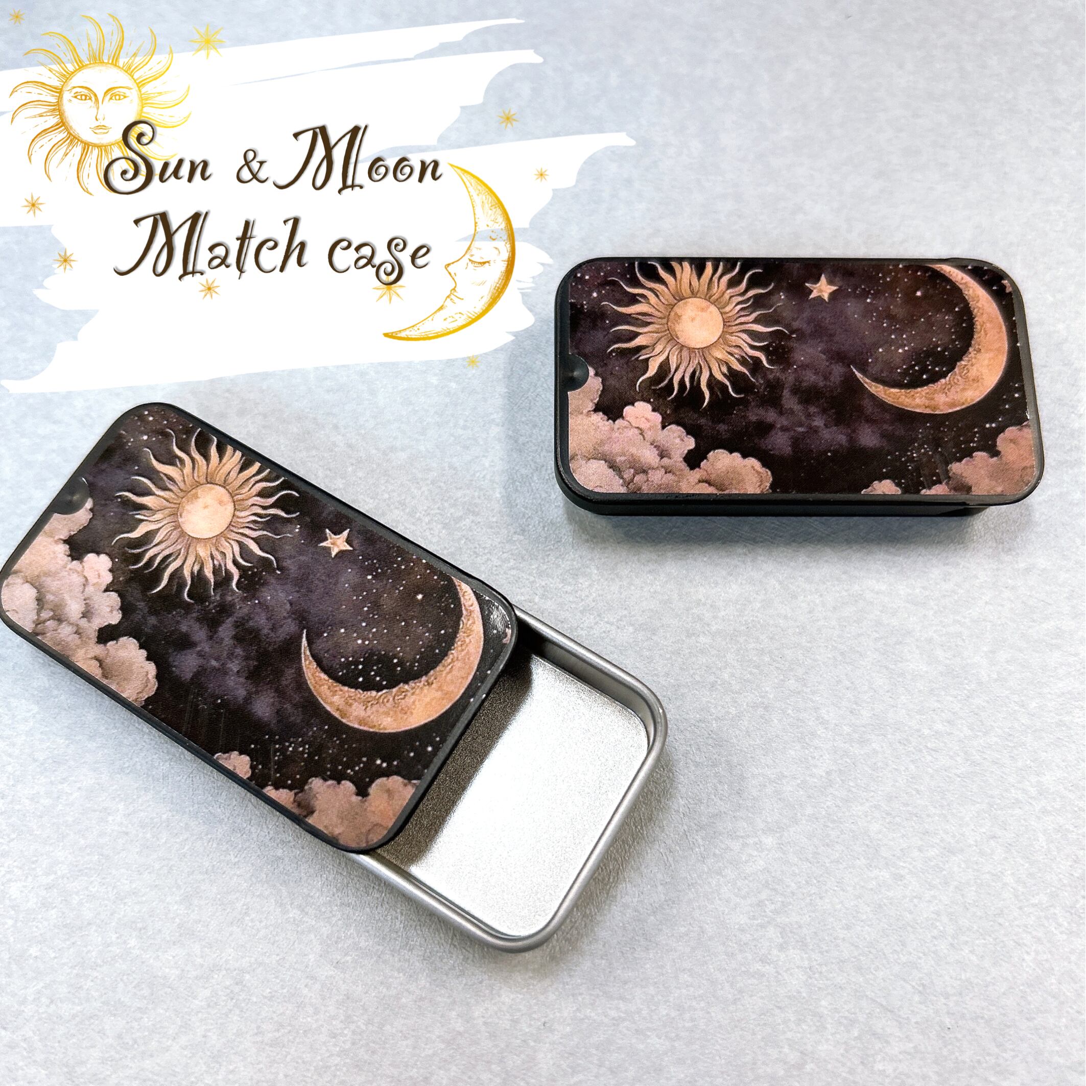 【 月 と 太陽 マッチ 缶 】1個 ブラック スライド式 タブレット ブリキ缶 マッチストライカー付き アウトドア キャンプ 焚き火 お香 線香 キャンドル 喫煙 タバコ ピルケース サプリメント キャンディケース 小物入れ 携帯用 コンテナ 薄型 収納 ケース おしゃれ