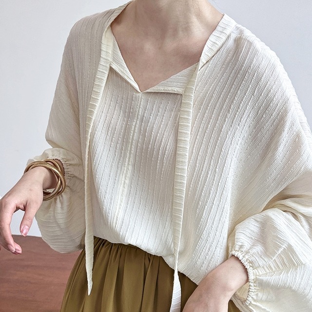 lantern sleeve V-neck tops