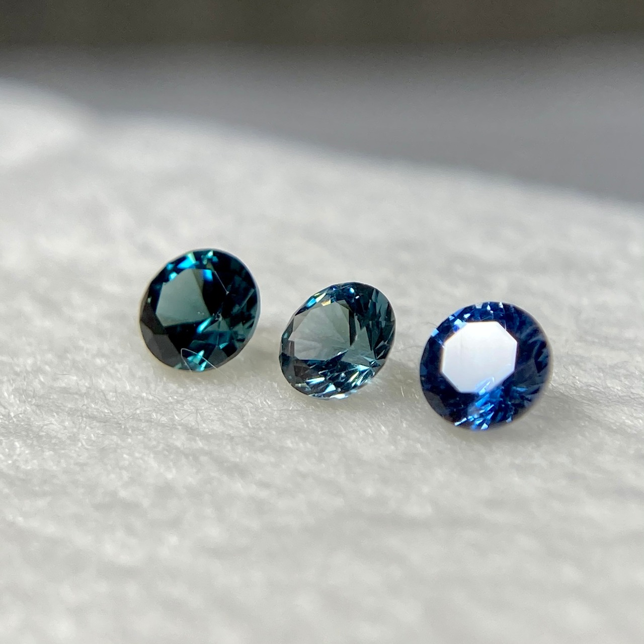 [抽選販売] 3色スピネル　ラウンドカット　約2.9mm　No.29-4
