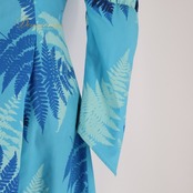 フラダンス 衣装 ワンピース ドレス ブルー系 ハワイアンプリント アロハ レッスン 練習 長袖 青 水色 植物柄 かわいい 上品 おしゃれ 大人っぽい さわやか 鮮やか 華やか ロング丈 パフスリーブ フェミニン エレガント カジュアル 自然柄 パーティー コーディネート 清楚