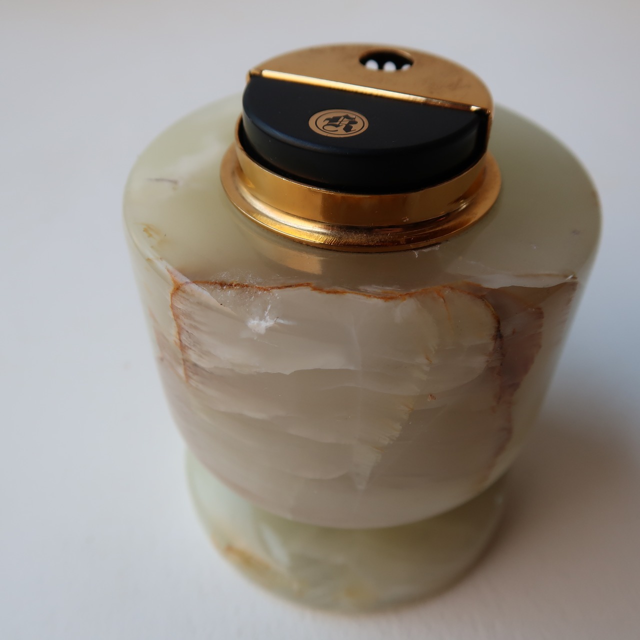 ちゅるんとした大理石のキャンドルホルダー