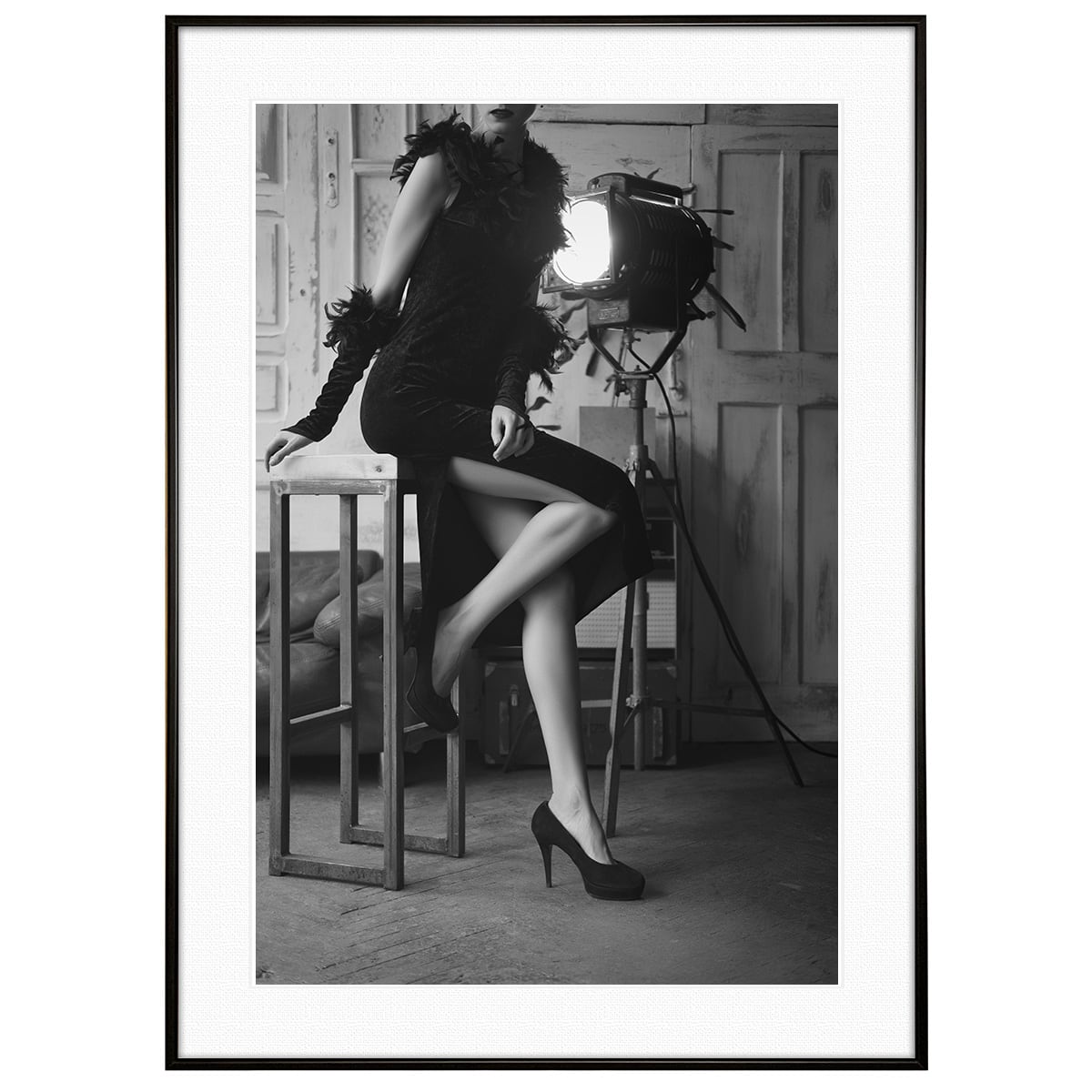 人物写真 部屋に佇む女性 インテリアモノクロアートフォトポスター額装 AS4653