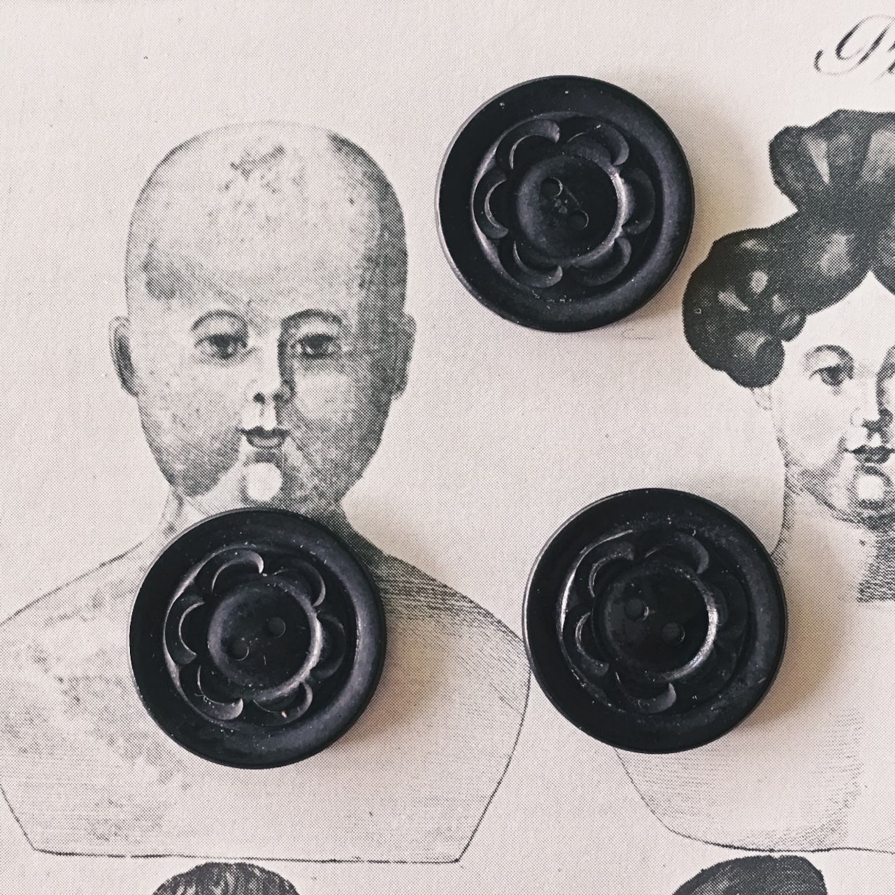 フランス 1900s 幾何学の黒花とgalalithe製ボタンセットe アンティーク
