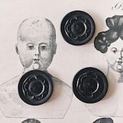 フランス 1900s 幾何学の黒花とgalalithe製ボタンセットe アンティーク