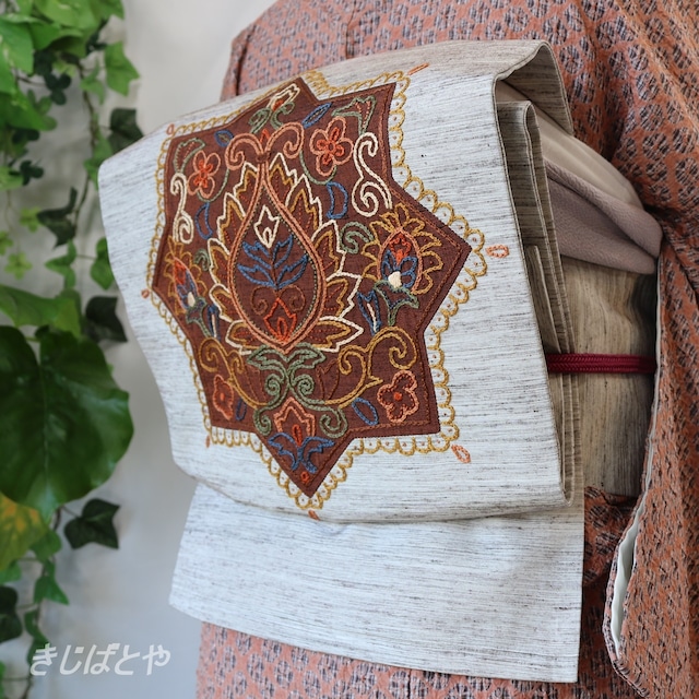 正絹紬　納戸鼠に花の刺繍のなごや