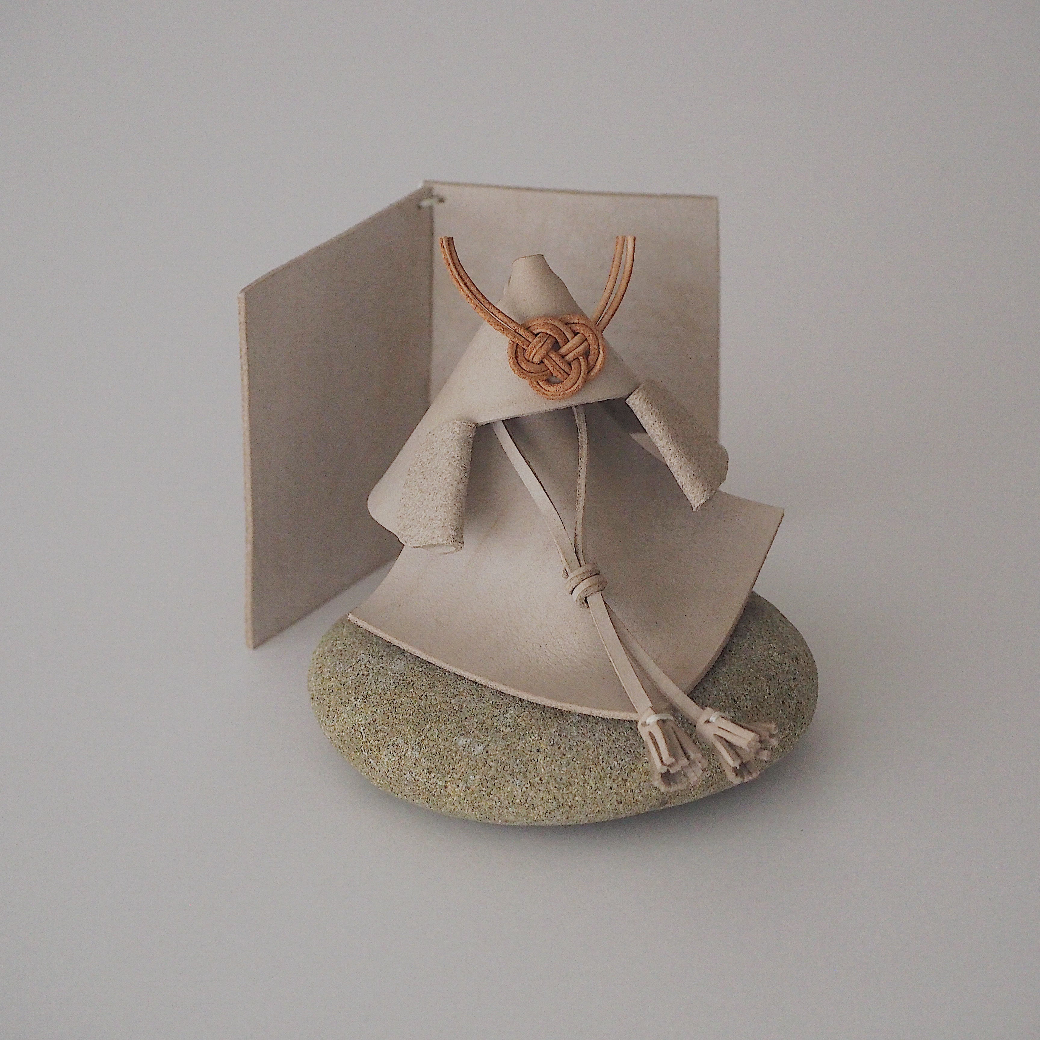 育てる兜 ＋ 革の台座 ivory | comorebito