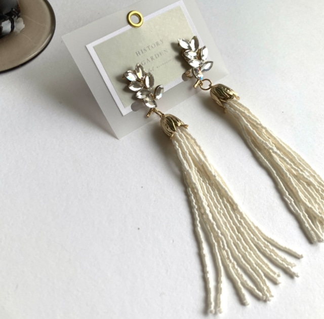 gloss white tiny tassel / pierce・earring