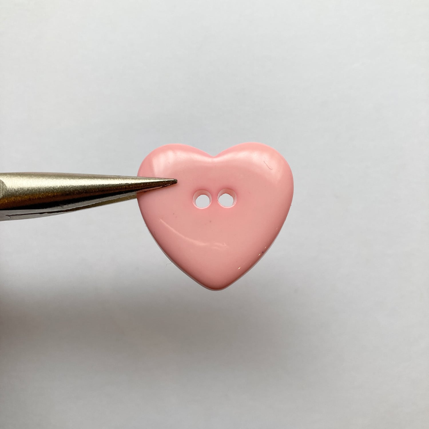 フラット2穴ハートボタン（28mm） | Dua-アクセサリーパーツショップ