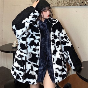 【送料無料】 フリースパーカー  ハイネック・立ち襟  長袖  厚手生地  ダルメシアン柄  ショートコート   カジュアル系 フェミニン  ふわふわ  もこもこ  レディースファッション  可愛い  20代・30代  ホワイト  白  バイカラー  こなれ感  おしゃれ  可愛い  冬  お出かけ