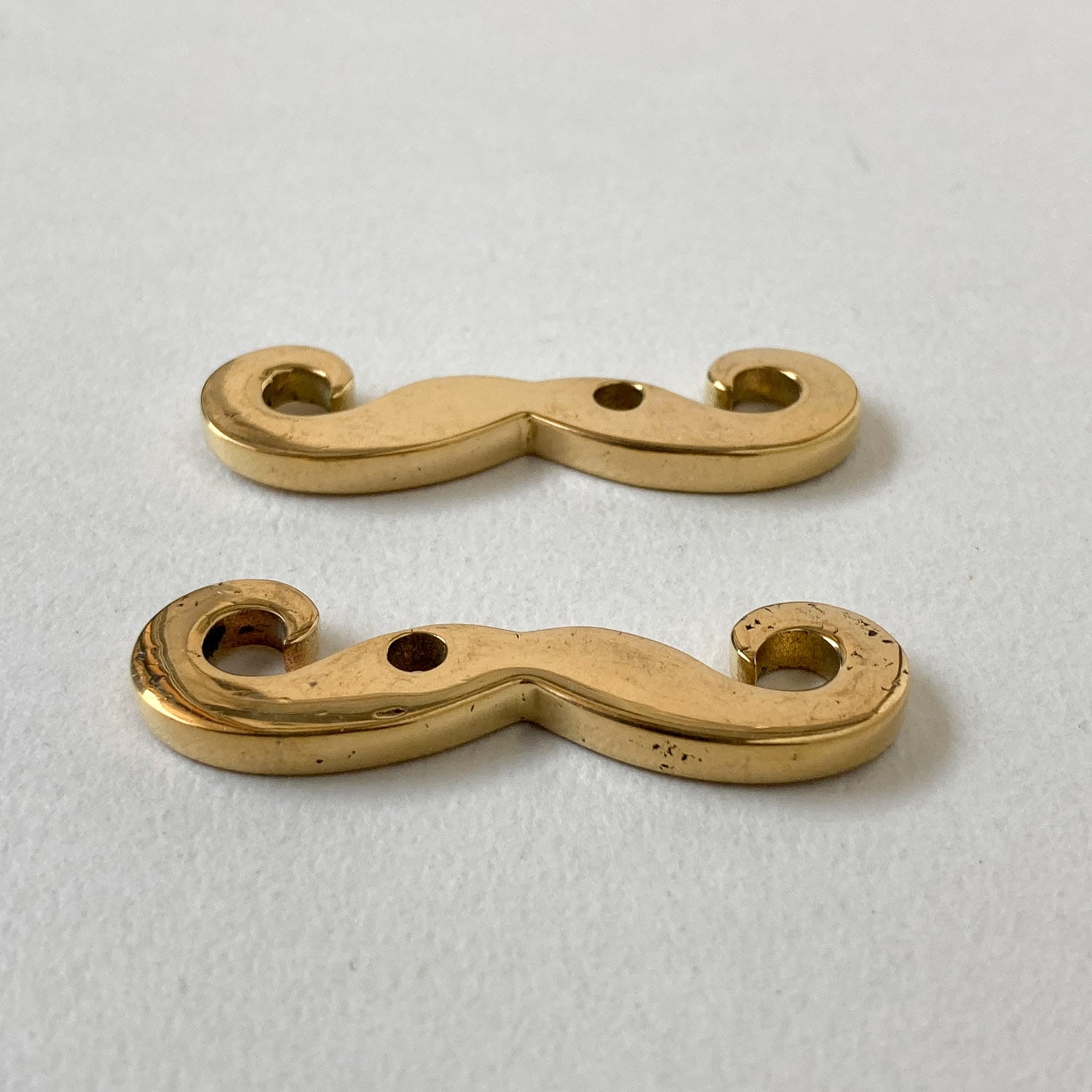 Duaオリジナル ひげモチーフの真鍮チャーム（37mm〜） | Dua