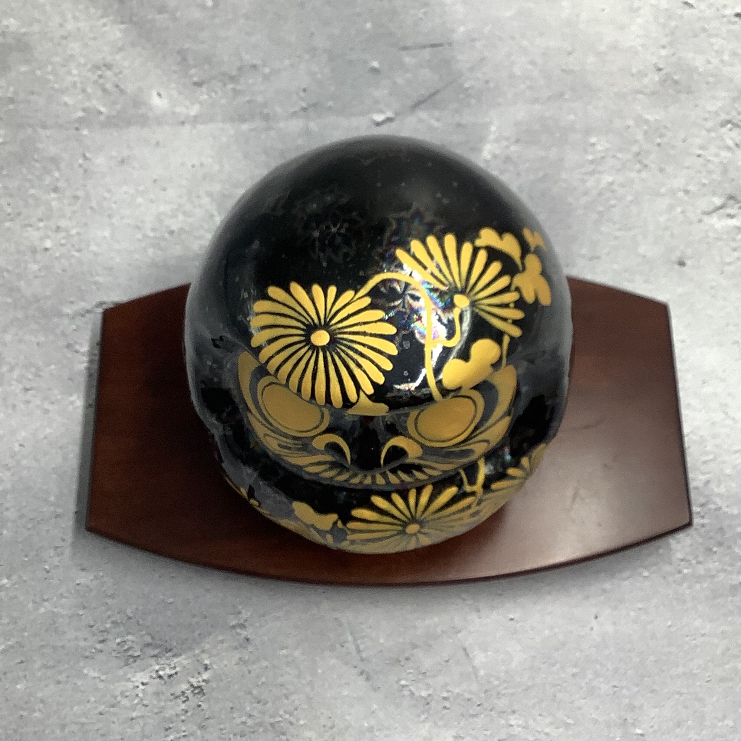 新作】達磨 ダルマ (中)星結晶(黒)×金彩 菊 置物オブジェ 新作】達磨 ダルマ (中)星結晶(黒)×金彩 菊 置物オブジェ