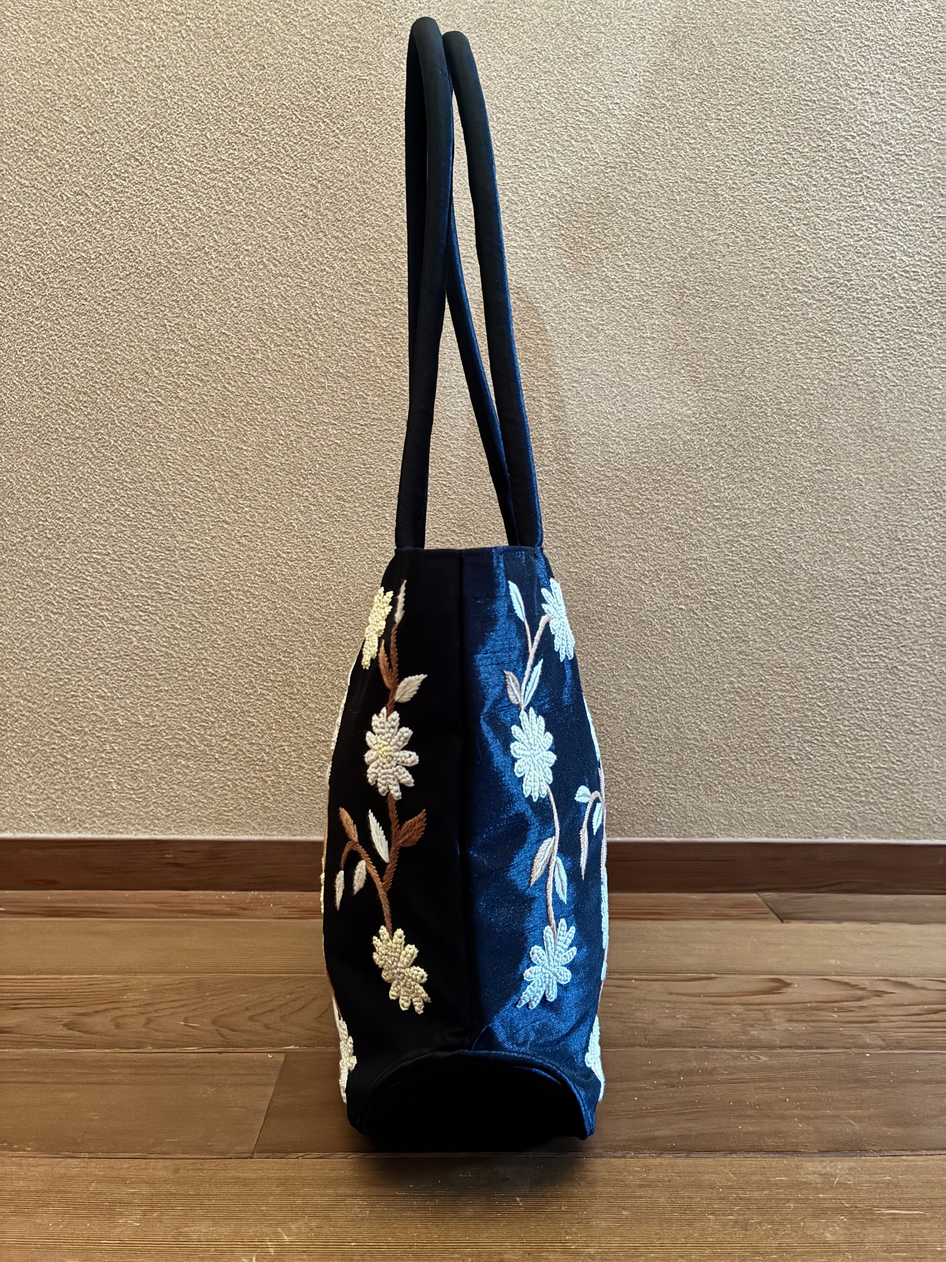 花柄刺繍ハンドバッグ　ハンドメイド トートバッグ 黒 ハンドメイド刺繍 花柄 シンプル | 世界の輸入雑貨
